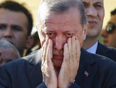 Ρ.Τ.Ερντογάν: Εμφανίστηκε υποβασταζόμενος στην σύνοδο του ΝΑΤΟ (βίντεο)